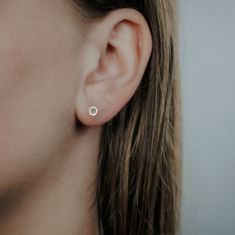 Zilveren oorknopjes met rond in kap gezette edelsteen - 925 zilver - 4 mm