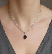 Zilveren hanger met druppelvormig in kap gezette edelsteen 6
