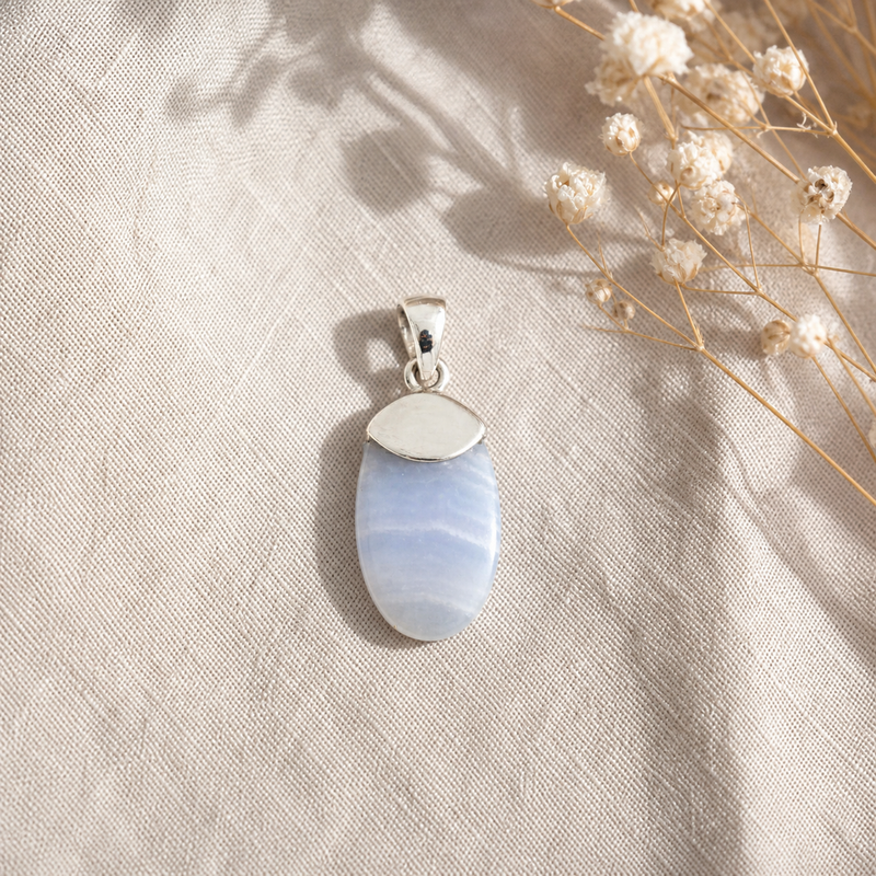 Zilveren hanger met druppelvormig in kap gezette edelsteen 3 · Agaat · flatlay · steen:agaat