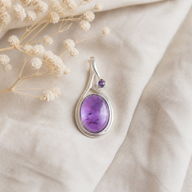 Zilveren hanger met ovaal in kap gezette edelsteen 2 · Amethist 17 X 13 Mm · flatlay · steen:amethist-17-x-13-mm