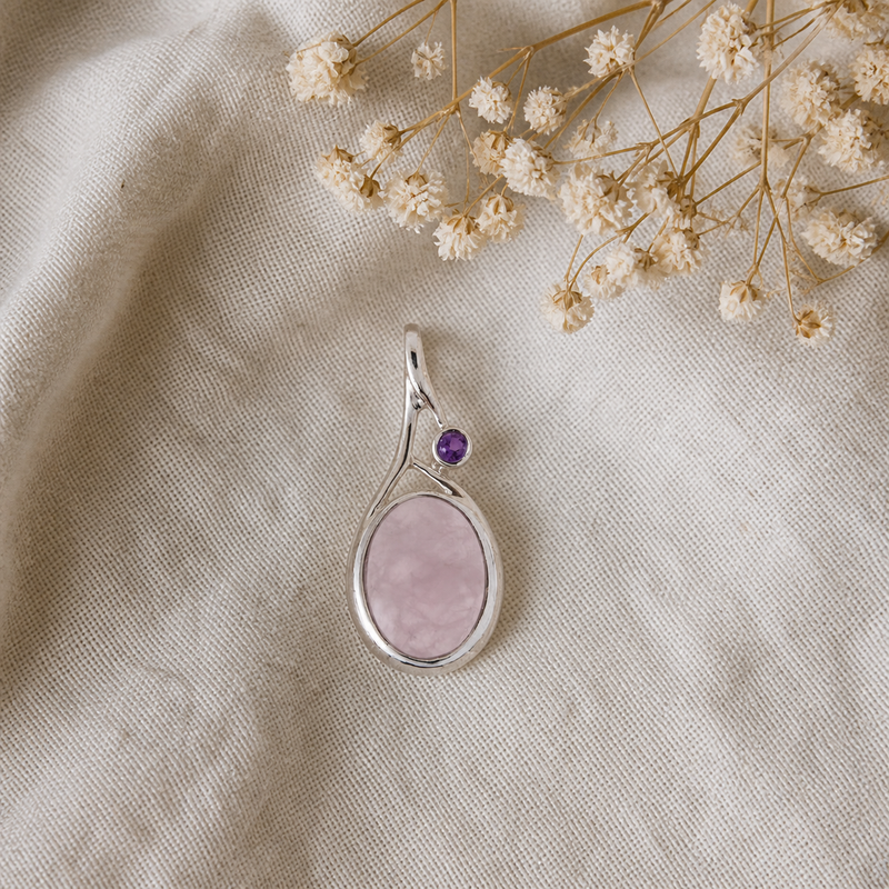 Zilveren hanger met ovaal in kap gezette edelsteen 2 · Amethist Ii · flatlay · steen:amethist-ii