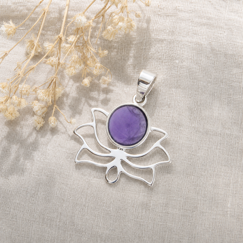 Zilveren hanger met rond geslepen in kap gezette edelsteen · Amethist · flatlay · steen:amethist