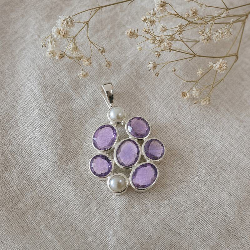 Zilveren hanger met geclusterde ovale in kap gezette edelsteen · Amethist · flatlay · steen:amethist