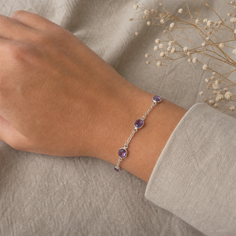 Zilveren armband met ovaal gefacetteerd in kap gezette edelstenen · Amethist · flatlay · steen:amethist