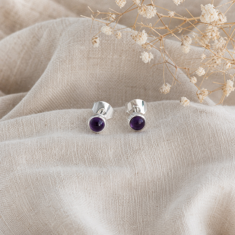 Zilveren oorknopjes met rond in kap gezette edelstenen 2 · Amethist · flatlay · steen:amethist