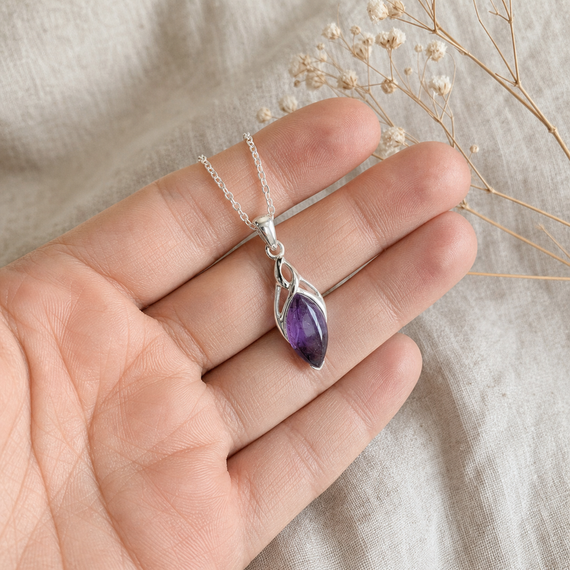 Zilveren hanger met Amethist edelsteen, flatlay · steen:amethist