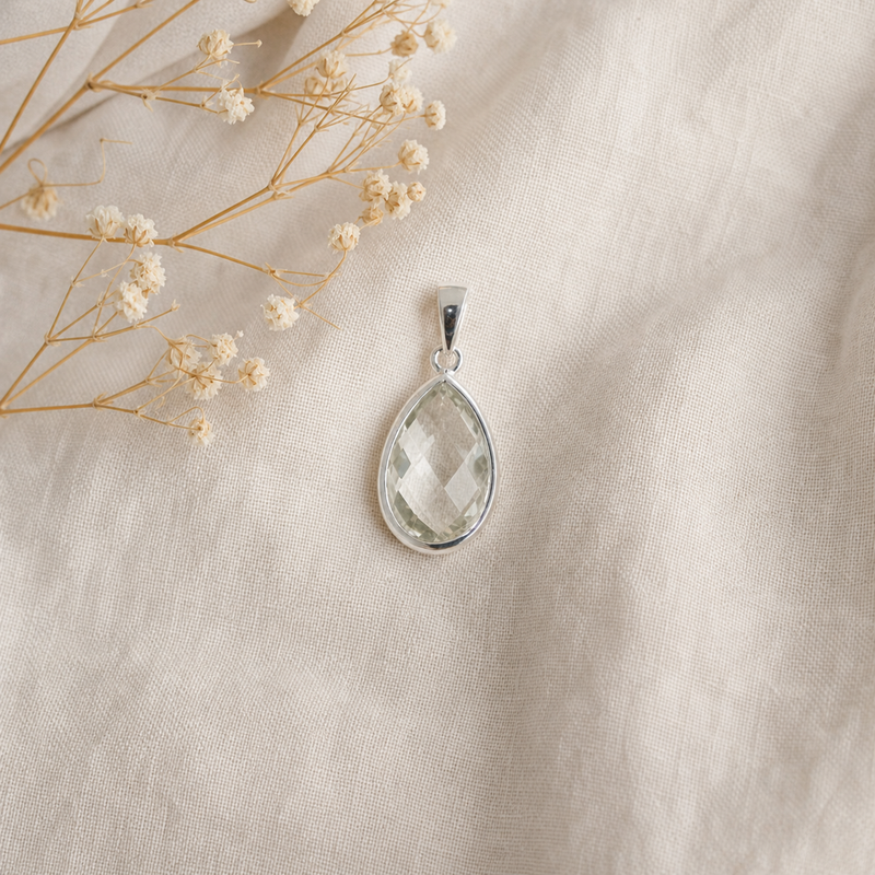 Zilveren hanger met druppelvormig in kap gezette edelsteen 6 · Bergkristal · flatlay · steen:bergkristal