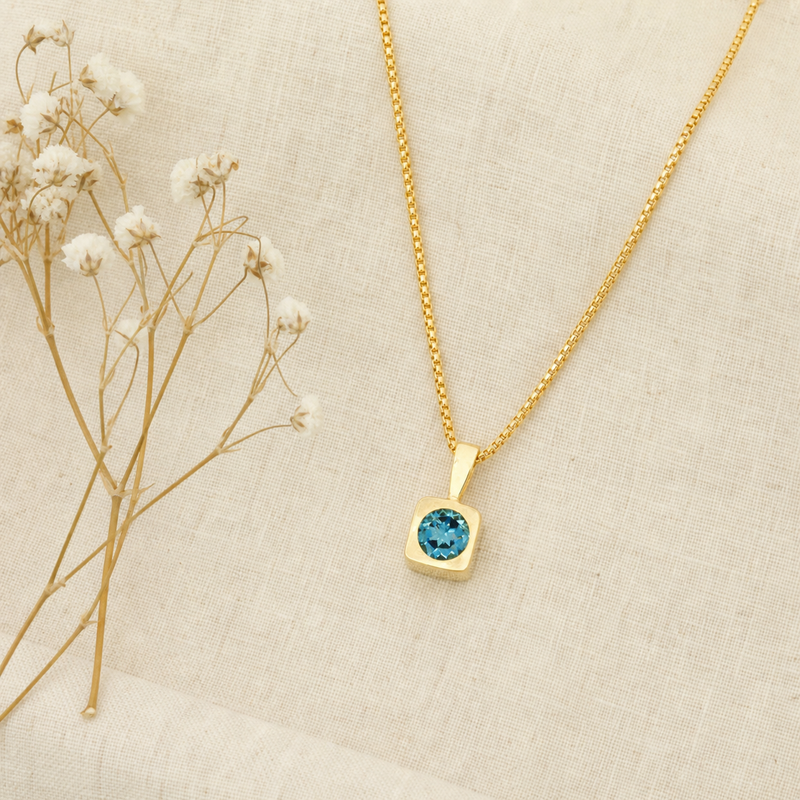 Gouden hanger met Blauwe Topaas edelsteen · Blauwe Topaas · flatlay · steen:blauwe-topaas