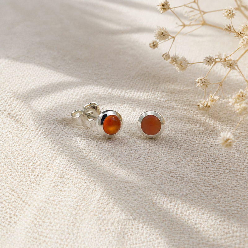 Zilveren oorknopjes met rond in kap gezette edelstenen 2 · Carneool · flatlay · steen:carneool