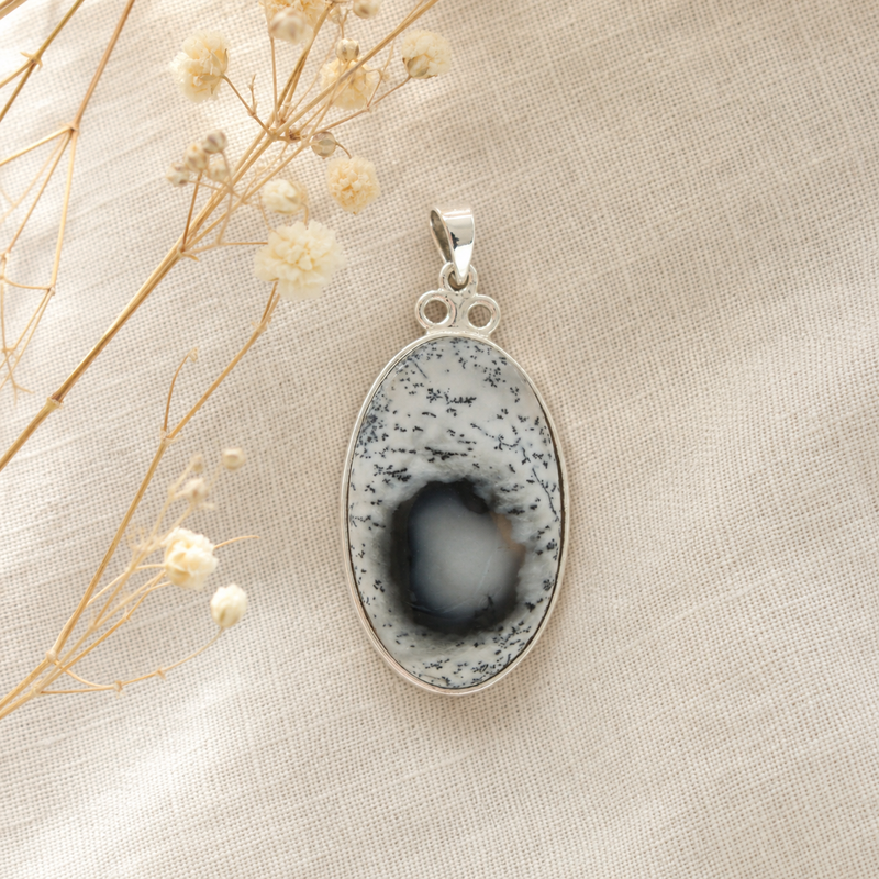 Zilveren hanger met hartvormig in kap gezette edelsteen · Chalcedoon · flatlay · steen:chalcedoon