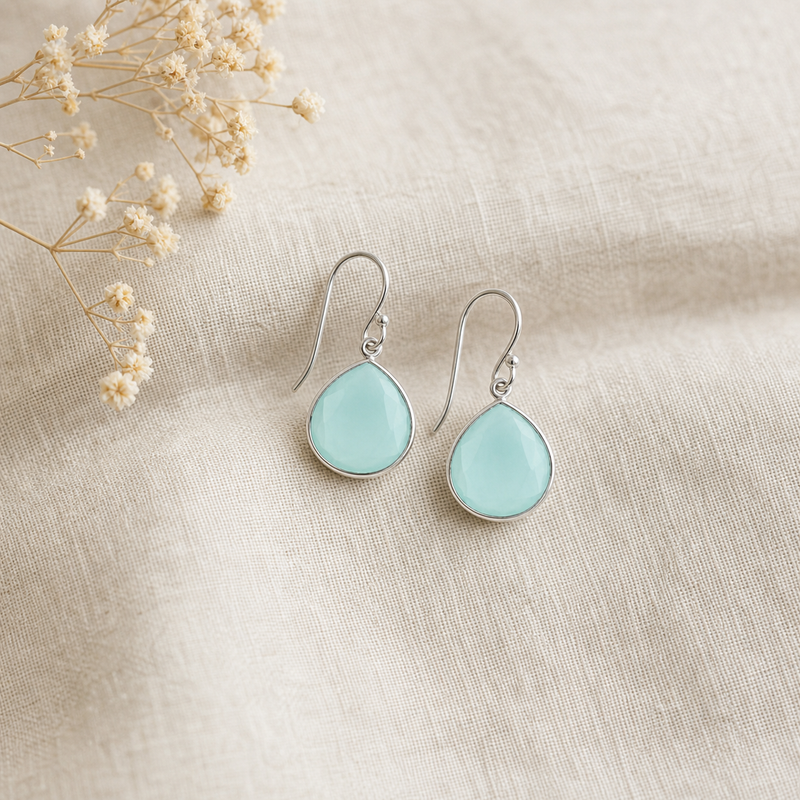 Zilveren oorhangers met Chalcedoon aqua edelstenen · Chalcedoon · flatlay · steen:chalcedoon