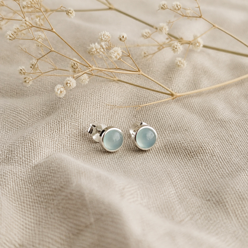 Zilveren oorknopjes met rond in kap gezette edelstenen 3 · Chalcedoon · flatlay · steen:chalcedoon