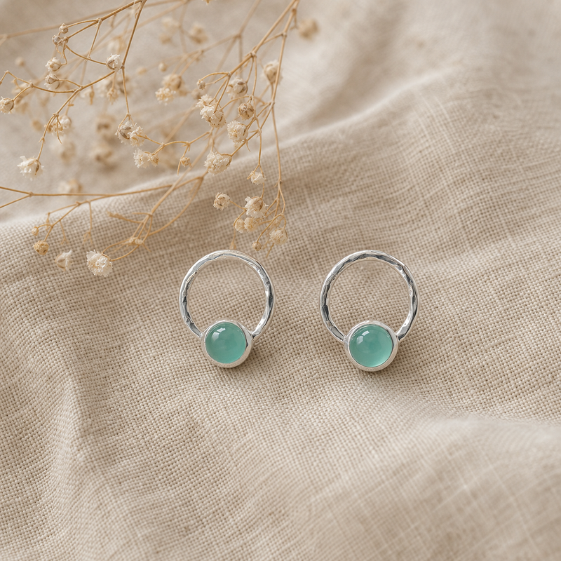 Zilveren oorstekers met rond in kap gezette edelstenen · Chalcedoon · flatlay · steen:chalcedoon