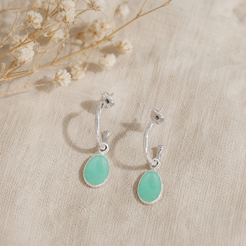 Zilveren creolen met Chalcedoon edelstenen · Chalcedoon · flatlay · steen:chalcedoon