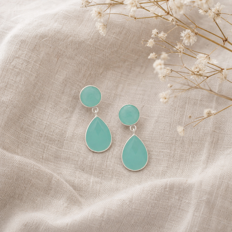 Zilveren oorstekers met rond en druppelvormig in kap gezette edelstenen 2 · Chalcedoon · flatlay · steen:chalcedoon