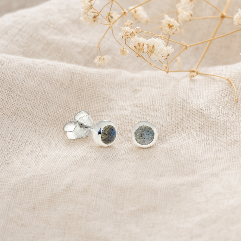 Zilveren oorknopjes met rond in kap gezette edelstenen 2 · Labradoriet · flatlay · steen:labradoriet