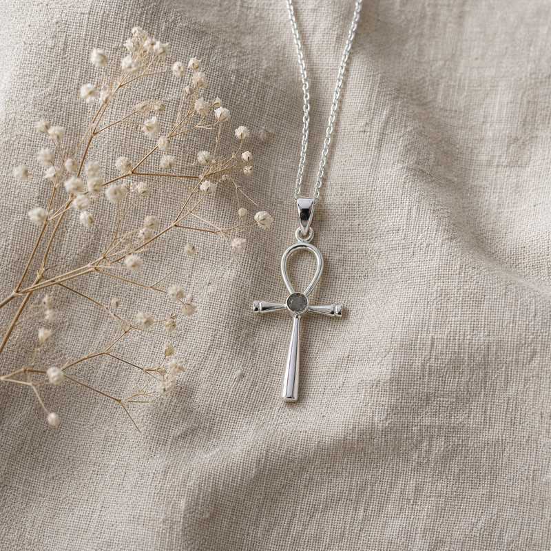 Zilveren hanger met Labradoriet edelsteen, flatlay · steen:labradoriet