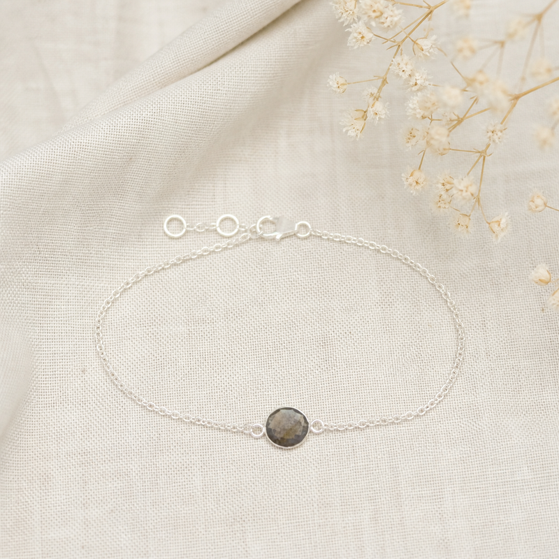 Zilveren armband met rond glad in kap gezette edelstenen · Labradoriet · flatlay · steen:labradoriet