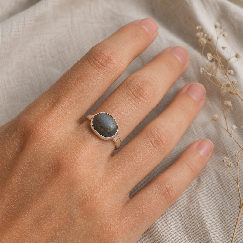 Zilveren ring met Labradoriet edelsteen · Labradoriet · flatlay · steen:labradoriet · steen:labradoriet