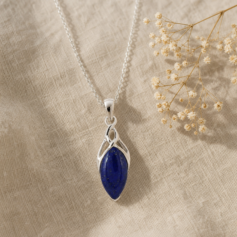 Zilveren hanger met Lapis Lazuli edelsteen, flatlay · steen:lapis-lazuli