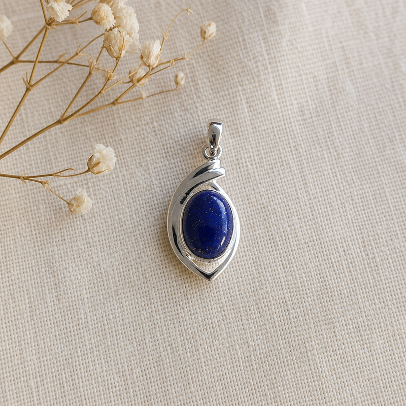 Zilveren hanger met ovaal in gestileerd gezette edelsteen · Lapis Lazuli · flatlay · steen:lapis-lazuli