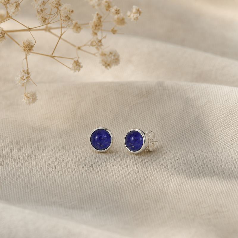Zilveren oorknopjes met rond in kap gezette edelstenen 3 · Lapis Lazuli · flatlay · steen:lapis-lazuli