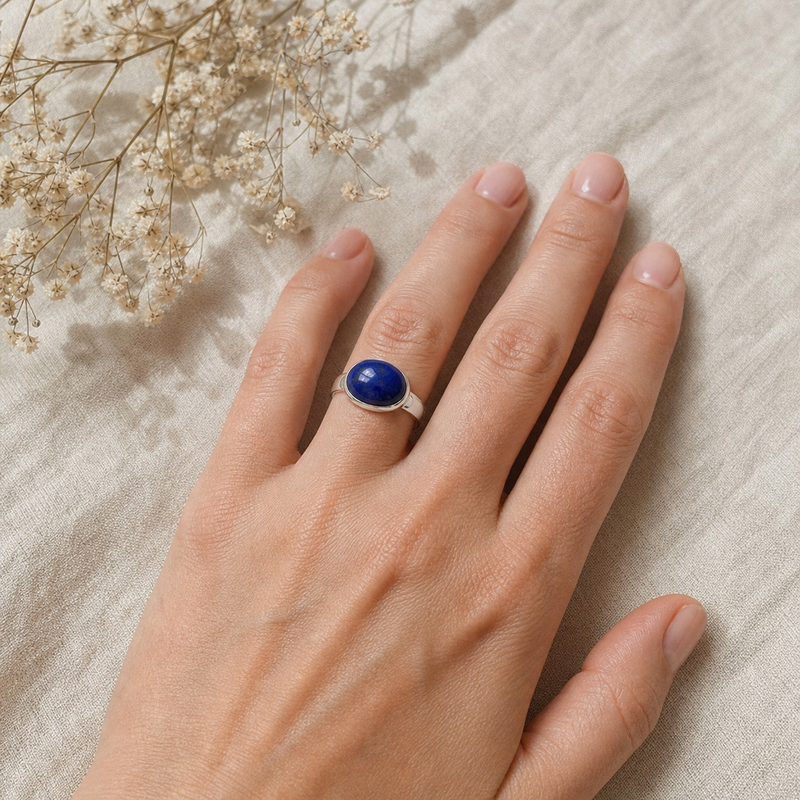 Zilveren ring met Lapis Lazuli edelsteen · Lapis Lazuli · flatlay · steen:lapis-lazuli · steen:lapis-lazuli