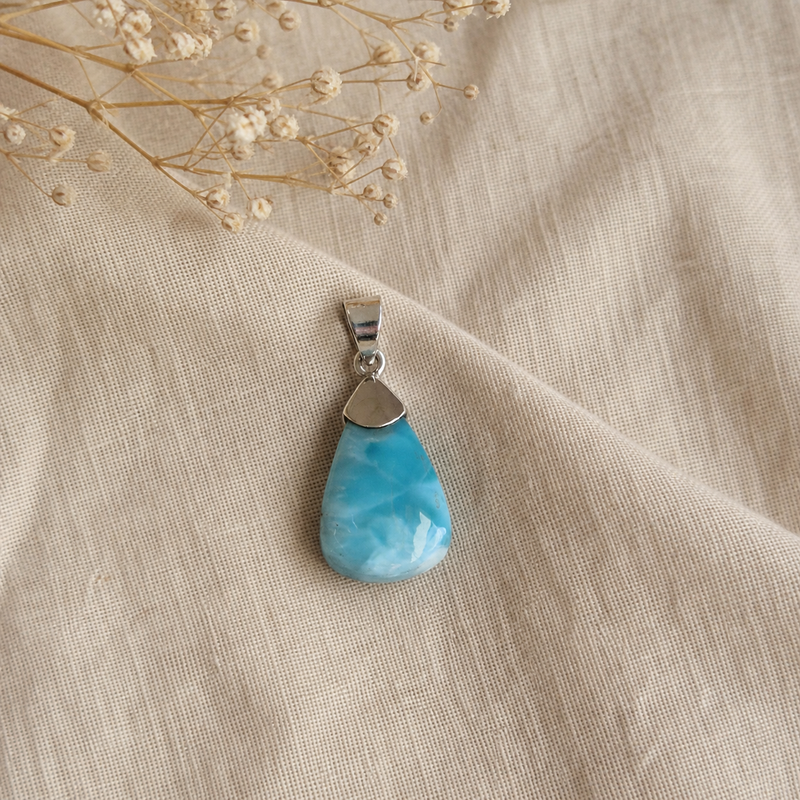 Zilveren hanger met druppelvormig in kap gezette edelsteen 3 · Larimar 35 X 16 Mm · flatlay · steen:larimar-35-x-16-mm