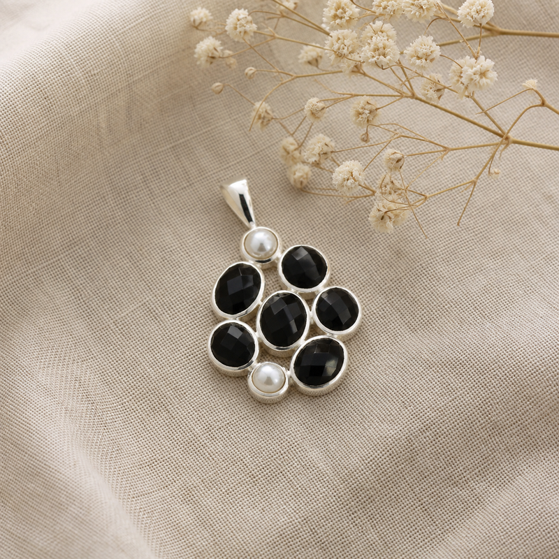 Zilveren hanger met geclusterde ovale in kap gezette edelsteen · Onyx · flatlay · steen:onyx