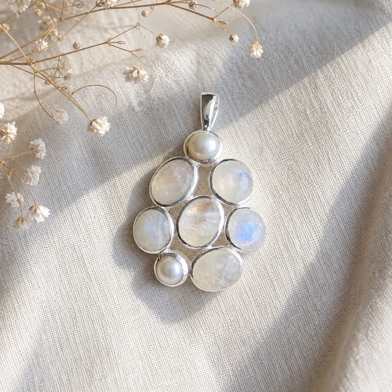 Zilveren hanger met geclusterde ovale in kap gezette edelsteen · Parel · flatlay · steen:parel