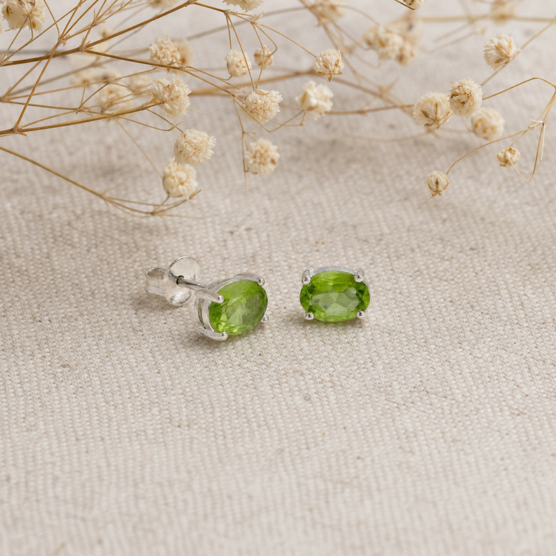 Zilveren oorknopjes met Peridoot edelstenen · Peridoot · flatlay · steen:peridoot