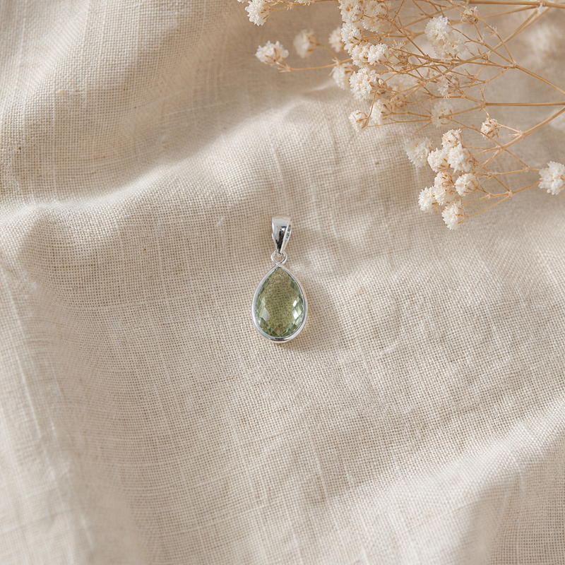 Zilveren hanger met druppelvormig in kap gezette edelsteen 6 · Prasioliet · flatlay · steen:prasioliet