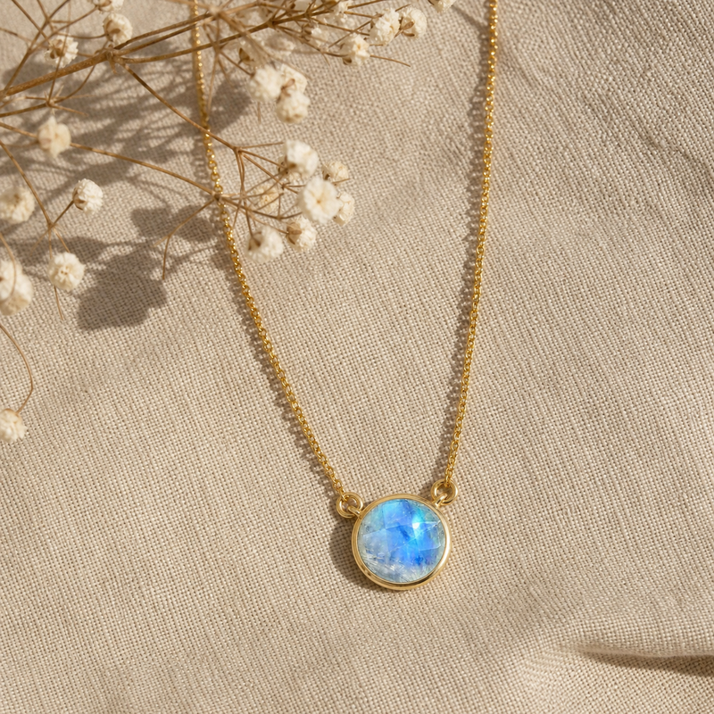 Gouden collier met Regenboog Maansteen edelsteen · Regenboog Maansteen · flatlay · steen:regenboog-maansteen