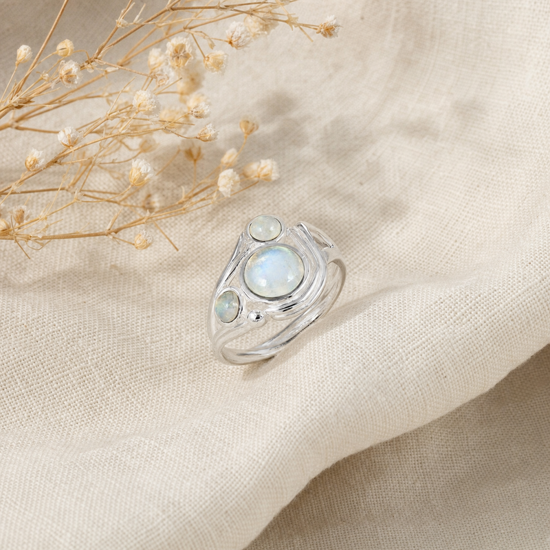 Zilveren ring met Regenboog Maansteen edelsteen · Regenboog Maansteen · flatlay · steen:regenboog-maansteen