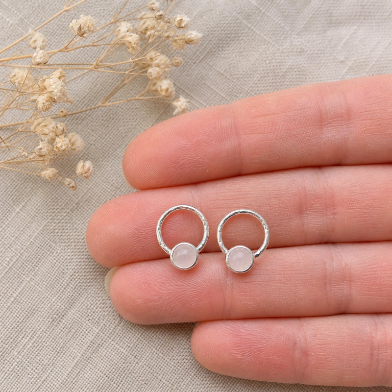 Zilveren oorstekers met rond in kap gezette edelstenen · Rozenkwarts · flatlay · steen:rozenkwarts