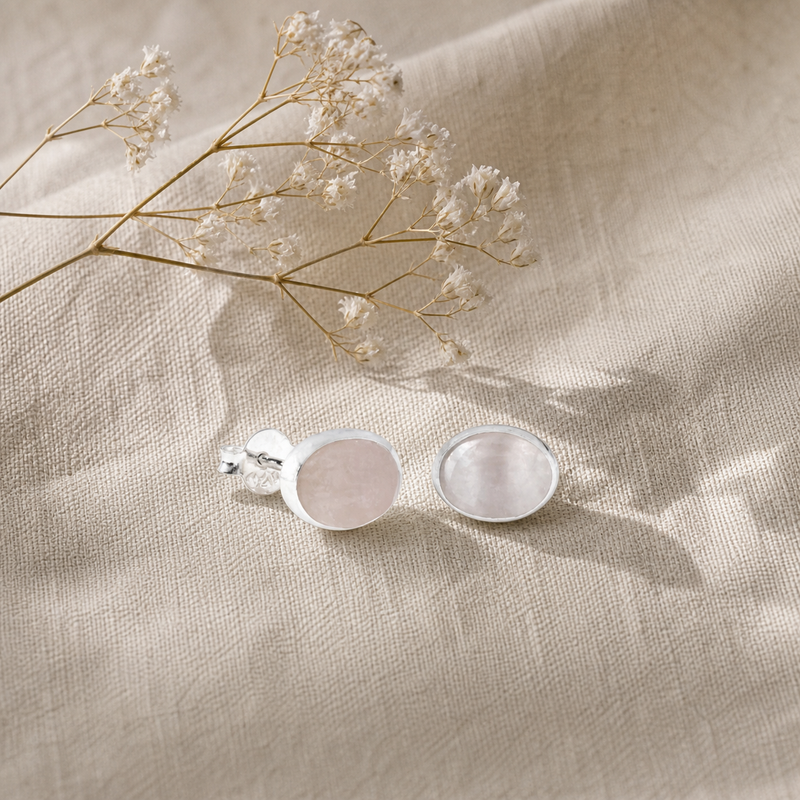 Zilveren oorknopjes met Rozenkwarts edelstenen · Rozenkwarts · flatlay · steen:rozenkwarts