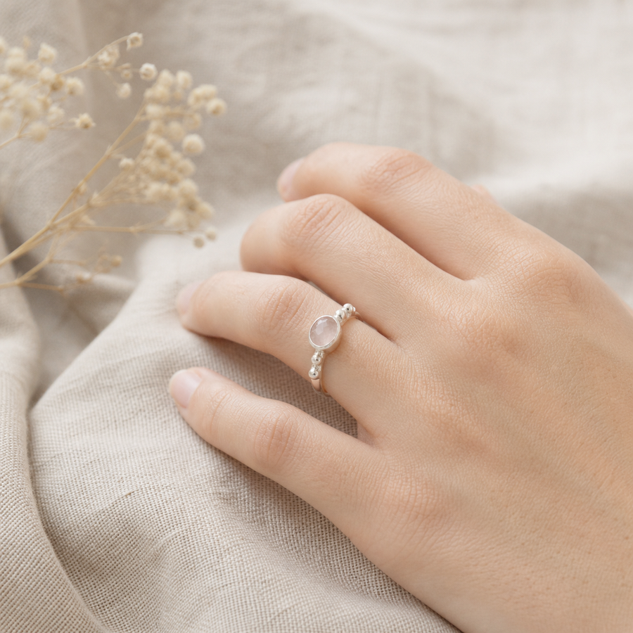 Zilveren ring met Rozenkwarts edelsteen · Rozenkwarts · flatlay · steen:rozenkwarts