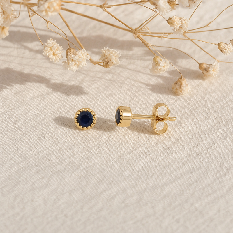 Zilveren oorstekers met rond met parelrand gezette edelstenen · Saffier · flatlay · steen:saffier