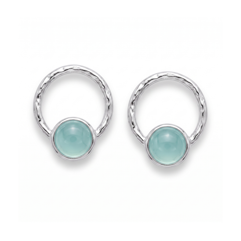 Zilveren oorstekers met rond in kap gezette edelstenen · Chalcedoon · studiofoto · steen:chalcedoon