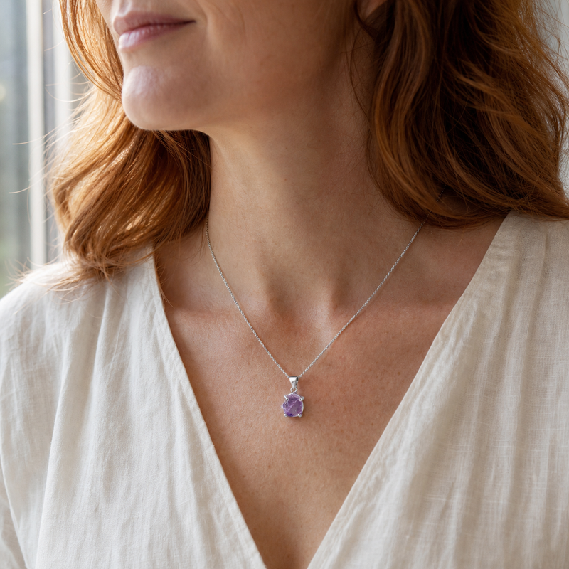 Zilveren hanger met ruwe in klauw gezette edelsteen · Amethist · gedragen · steen:amethist