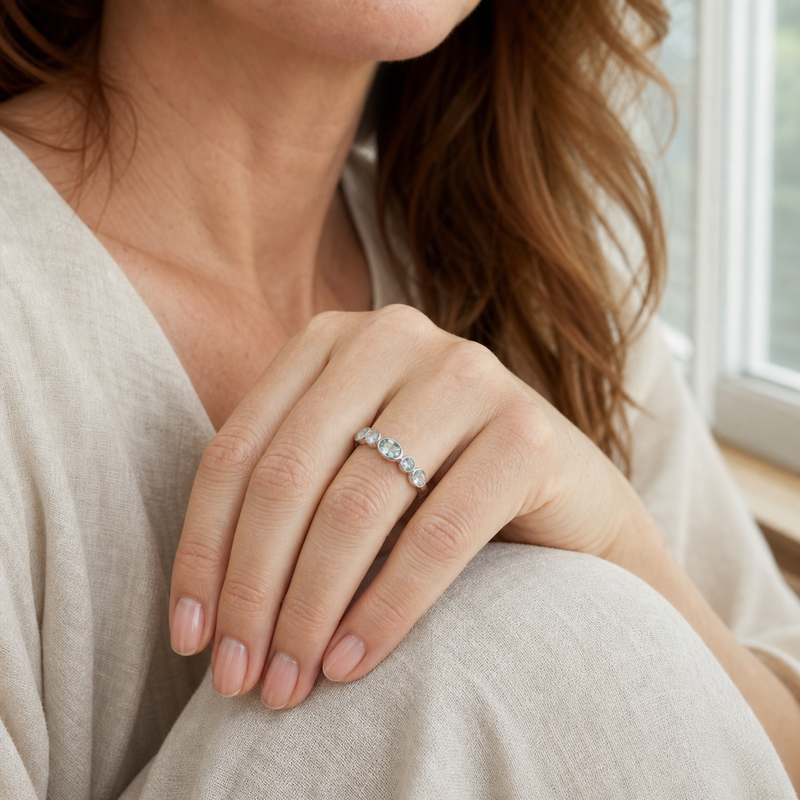 Zilveren ring met Blauwe Topaas edelstenen · Blauwe Topaas · gedragen · steen:blauwe-topaas