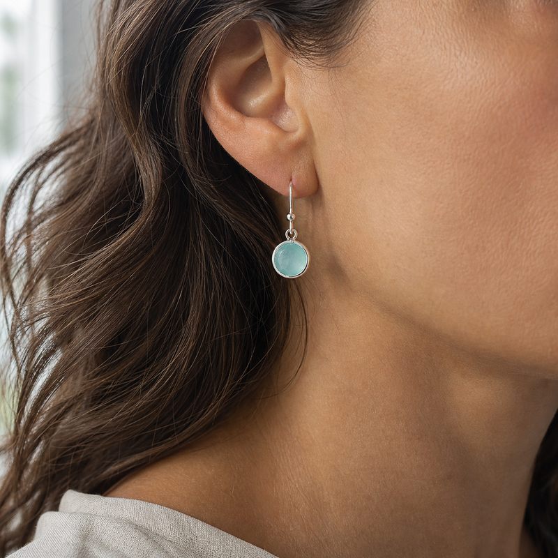 Zilveren oorhangers met rond gladgeslepen in kap gezette edelstenen · Chalcedoon · gedragen · steen:chalcedoon