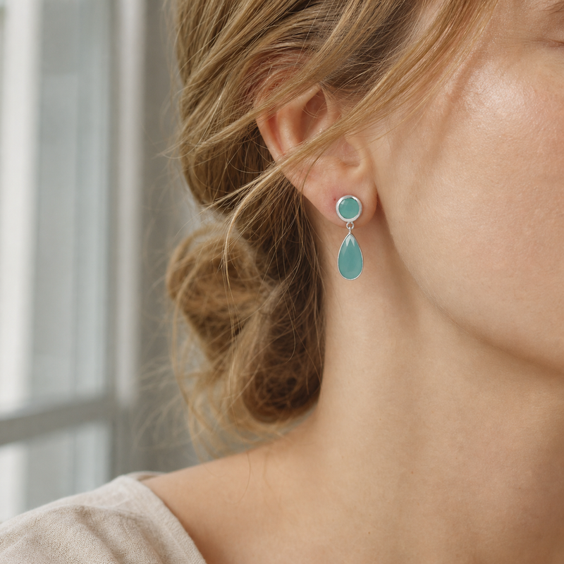 Zilveren oorstekers met rond en druppelvormig in kap gezette edelstenen · Chalcedoon · gedragen · steen:chalcedoon