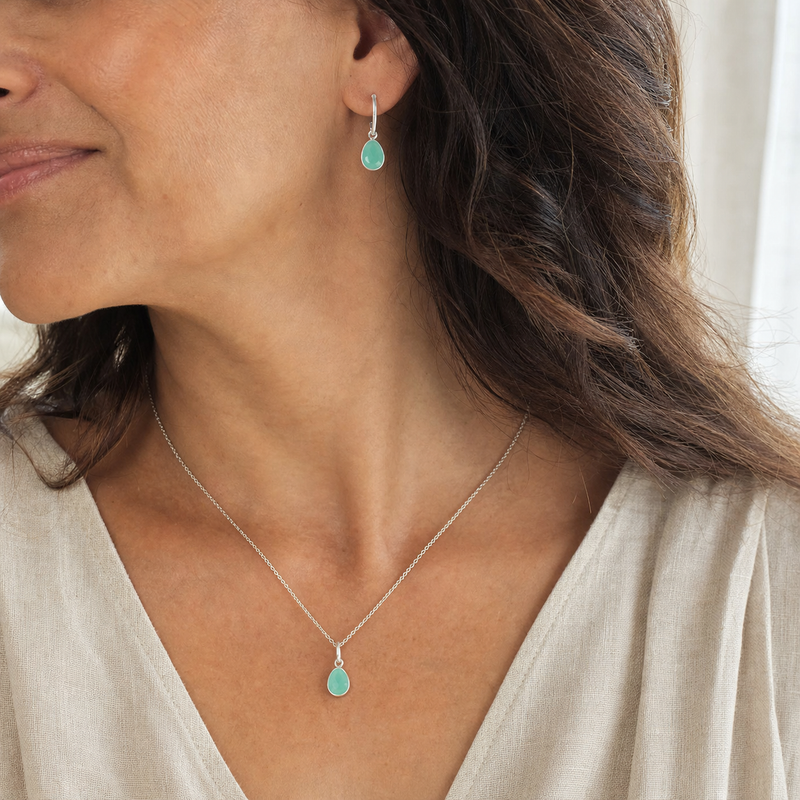 Zilveren creolen met Chalcedoon edelstenen · Chalcedoon · gedragen · steen:chalcedoon