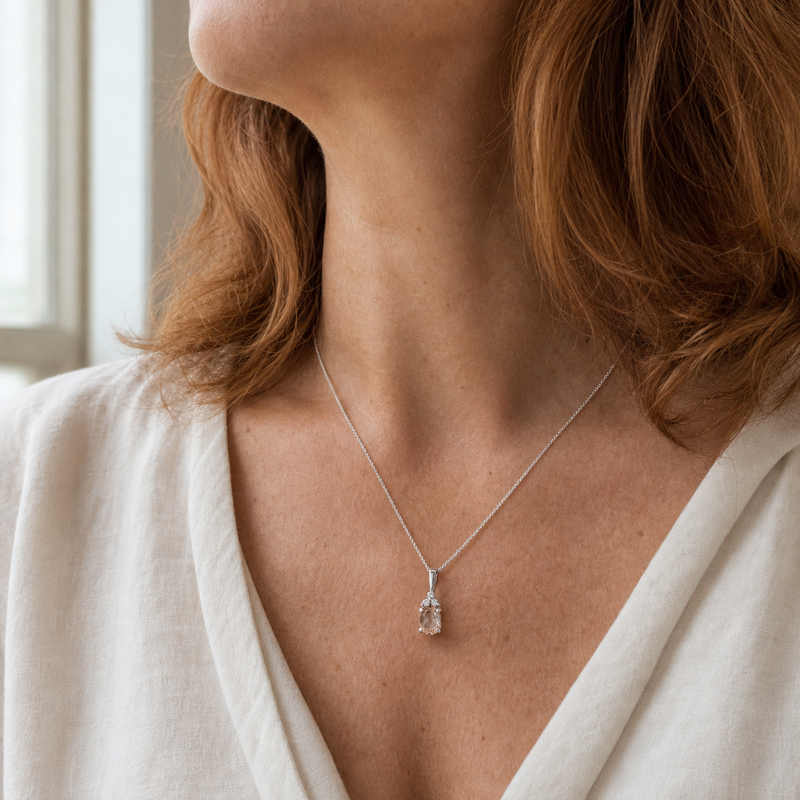 Zilveren hanger met ovaal geslepen in klauwzetting edelsteen · Diamant Ii · gedragen · steen:diamant-ii