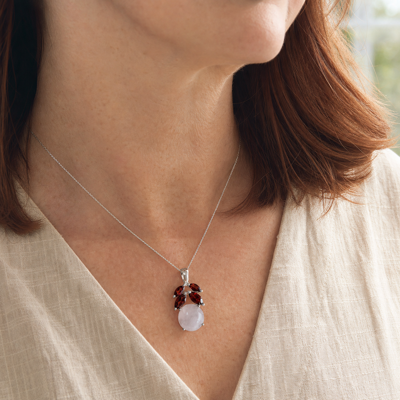 Zilveren hanger met rond cabochon geslepen edelsteen 2 · Granaat · gedragen · steen:granaat