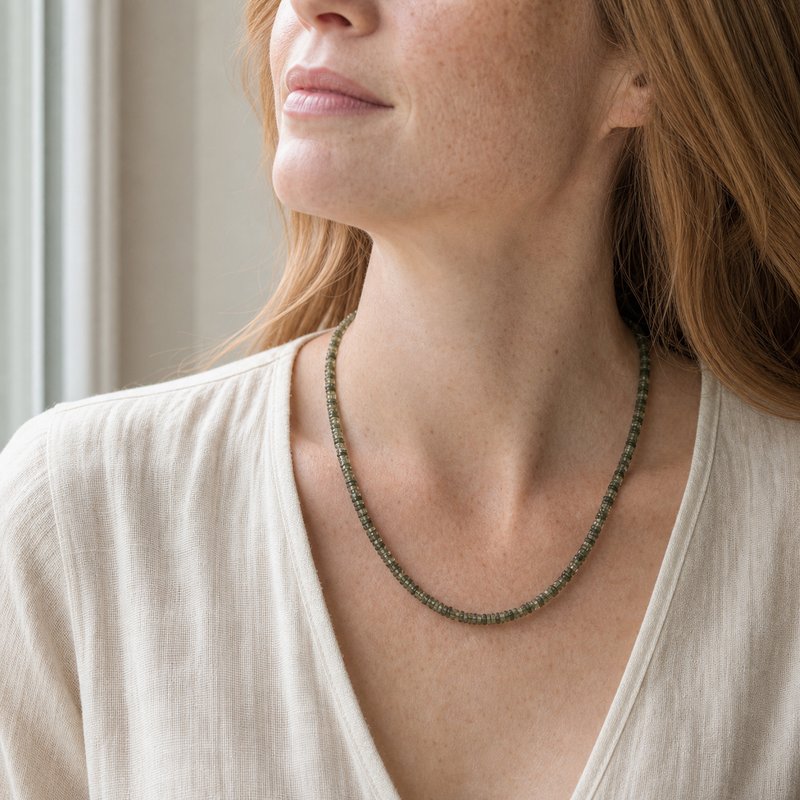 Zilveren collier met geregen platte schijfvormige edelsteen · Labradoriet · gedragen · steen:labradoriet