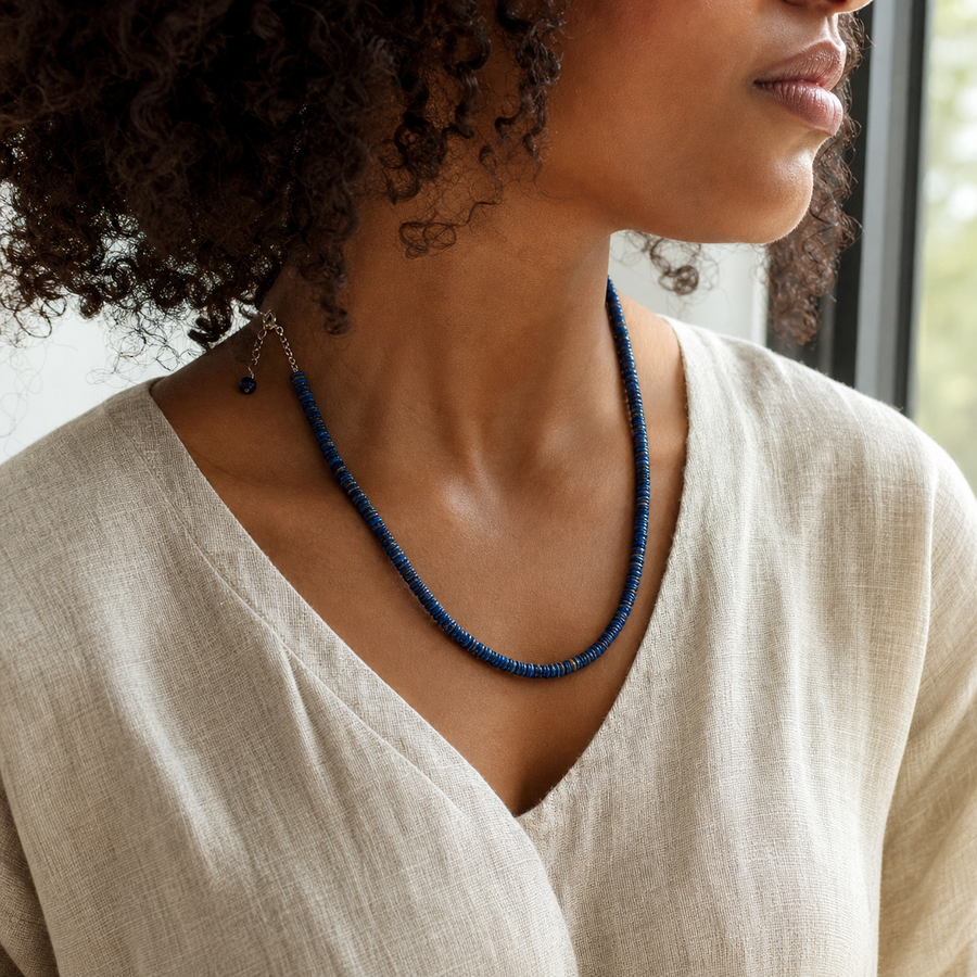 Zilveren collier met plat schijfvormig geslepen edelsteen · Lapis Lazuli · gedragen · steen:lapis-lazuli