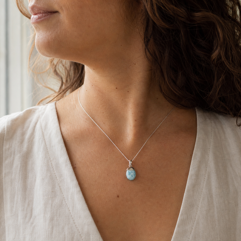Zilveren hanger met druppelvormig in kap gezette edelsteen 3 · Larimar 28 X 13 Mm · gedragen · steen:larimar-28-x-13-mm