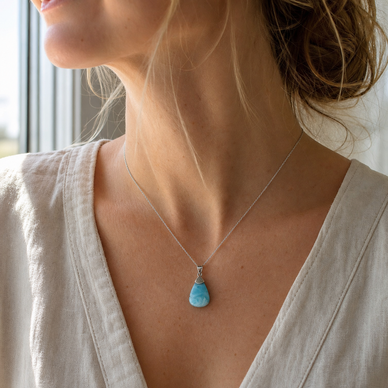 Zilveren hanger met druppelvormig in kap gezette edelsteen 3 · Larimar 35 X 16 Mm · gedragen · steen:larimar-35-x-16-mm